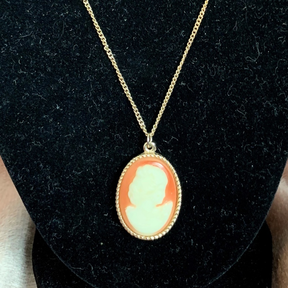 Vintage Sarah Coventry peach colored cameo